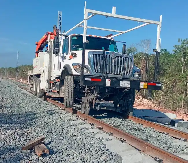 Camión Ferroviario con grúa